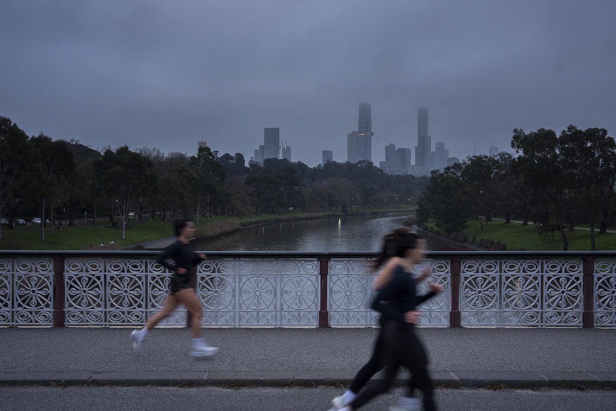 Alcune persone corrono durante una giornata di nebbia (Asanka Ratnayake/Getty Images)
