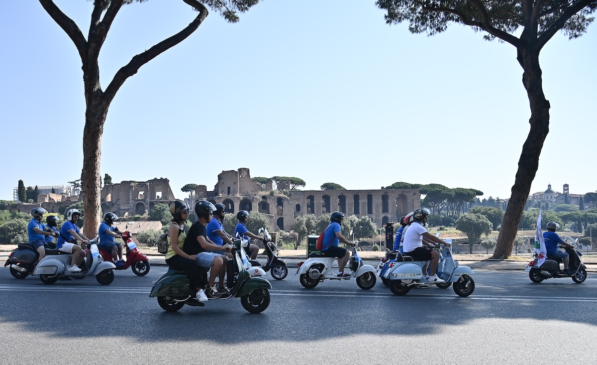Il corteo di Vespe a Roma (Isabella Bonotto/Anadolu via Getty Images)