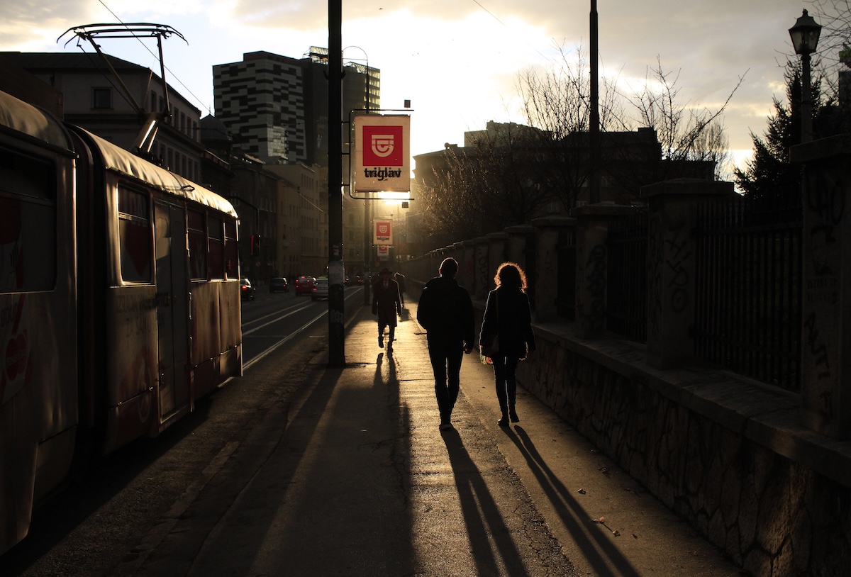 Alcune persone nel quartiere di Marijin Dvor, a Sarajevo, nel 2016 (AP/Amel Emric)