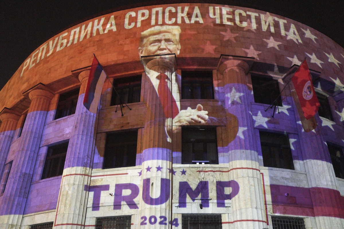 Un messaggio di congratulazioni proiettato sul palazzo della presidenza della Republika Srpska poco dopo l'elezione di Donald Trump, il 6 novembre 2025 a Banja Luka (AP/Radivoje Pavicic)