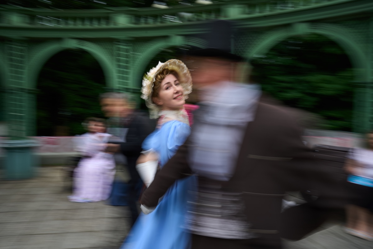 Alcune persone in costume ballano durante un festival che celebra la cultura e l'arte del Diciannovesimo secolo (AP Photo/Alexander Zemlianichenko)
