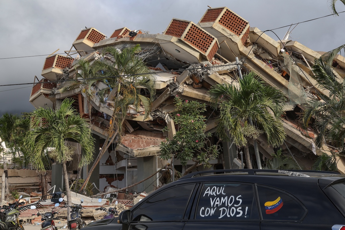 Un palazo crollat a La Guaira, a causa dei terremoti che hanno colpito mercoledì il Venezuela, causando più di mille morti (Edilzon Gamez/Getty Images)
