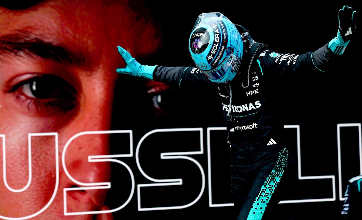 Il pilota britannico della Mercedes George Russell festeggia la vittoria nel Gran Premio d'Austria di Formula 1 (ANSA/EPA/ANNA SZILAGYI)
