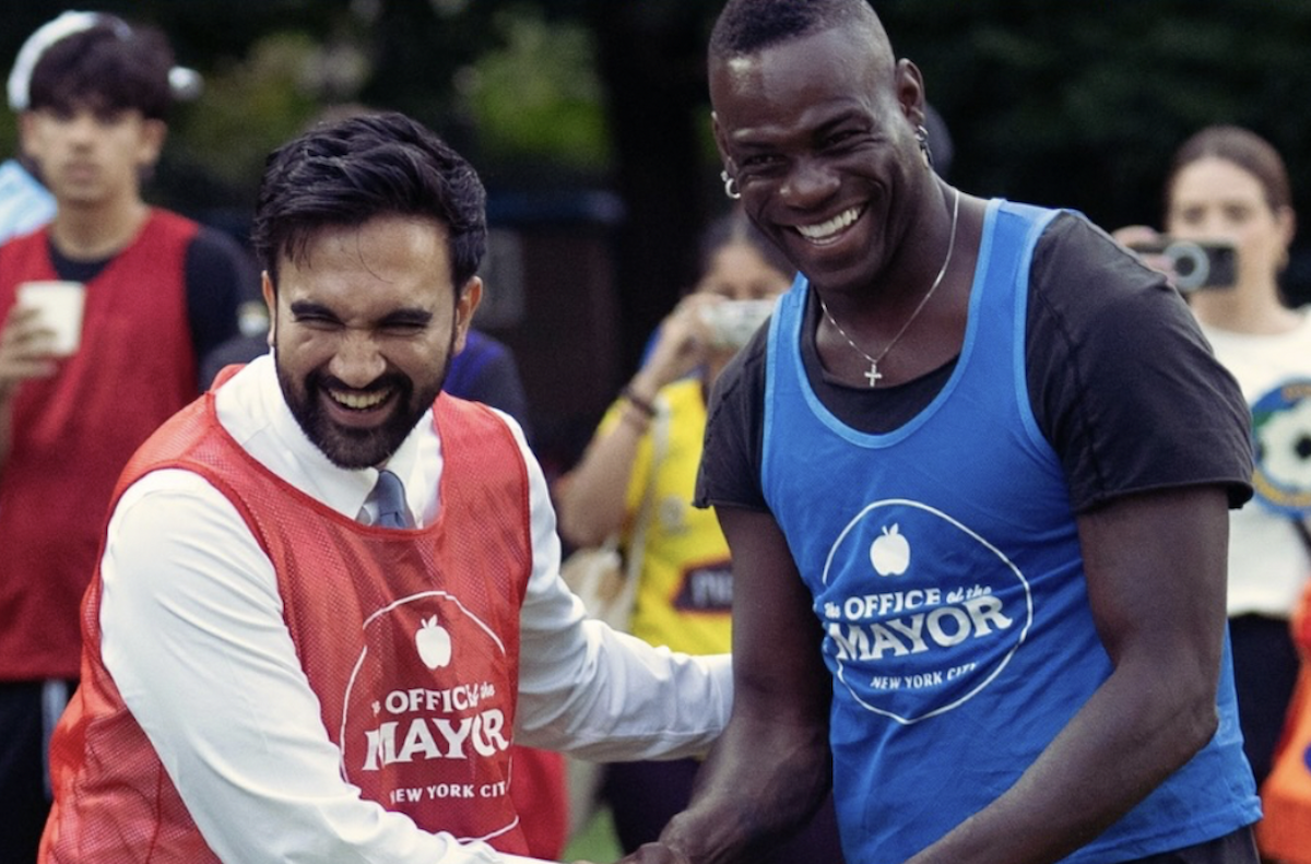 Leggi l'articolo: Le foto e i video di Zohran Mamdani e Mario Balotelli che giocano a calcio insieme