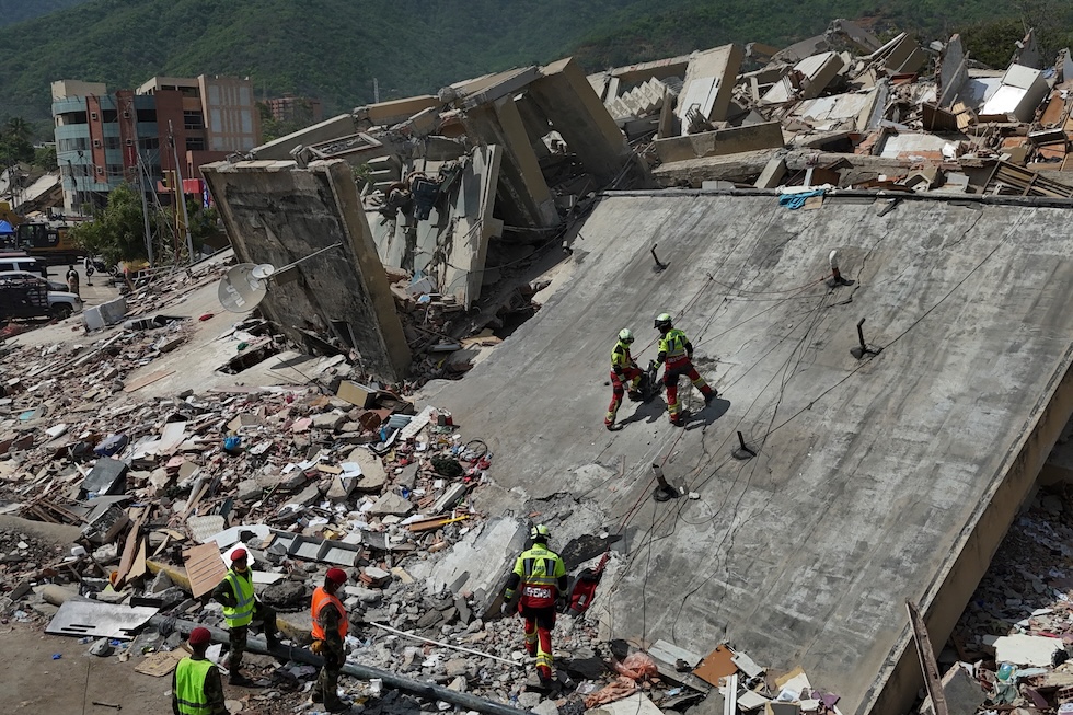 Soccorritori dell'esercito messicano durante la operazioni di ricerca e soccorso tra le macerie degli edifici crollati a causa dei fortissimi terremoti  (AP Photo/Matias Delacroix)
