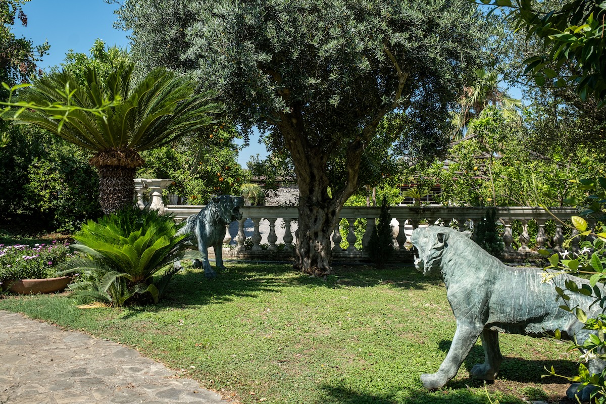 Un angolo del vastissimo giardino che circonda la villa/castello La Sonrisa (Mauro Pagnano per il Post)