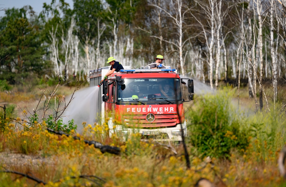 Vigili del fuoco a Gohrischheide (ANSA/Robert Michael/dpa)