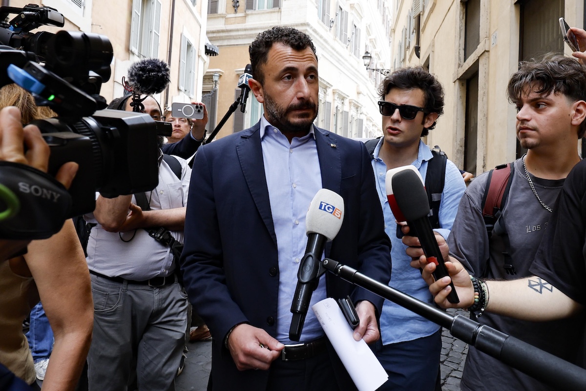 Al deputato Emanuele Pozzolo è stata sospesa la patente per un anno dopo un incidente con tasso alcolemico superiore al limite