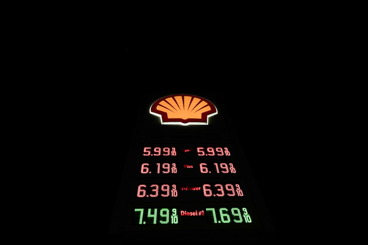 I prezzi del carburante a un distributore di Shell in California, lo scorso 20 maggio 