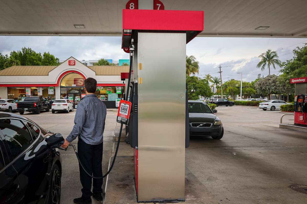 Un uomo fa rifornimento in un distributore di benzina di North Bay Village, in Florida, il 22 giugno
