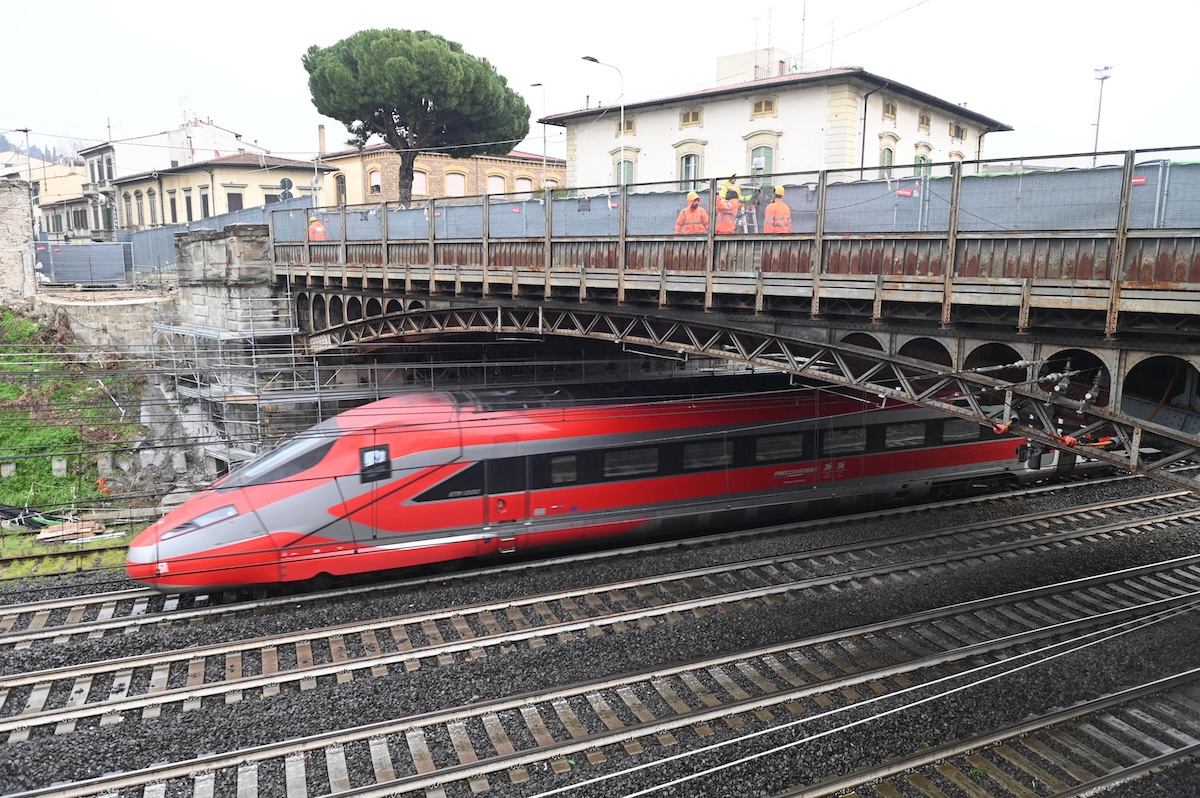 Dal 5 al 10 e dal 26 al 30 luglio ci saranno disagi per la circolazione dei treni a Firenze, per la sostituzione di un cavalcavia