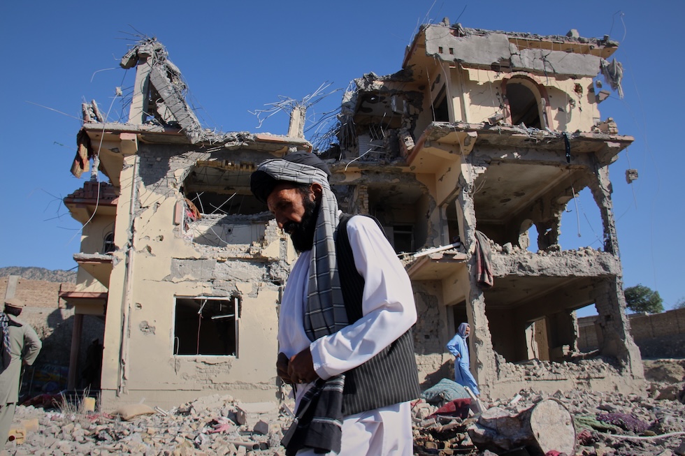 Un uomo cammina tra le macerie degli edifici dannegiati dai bombardamenti del Pakistan  (AP Photo/Saifullah Zahir)
