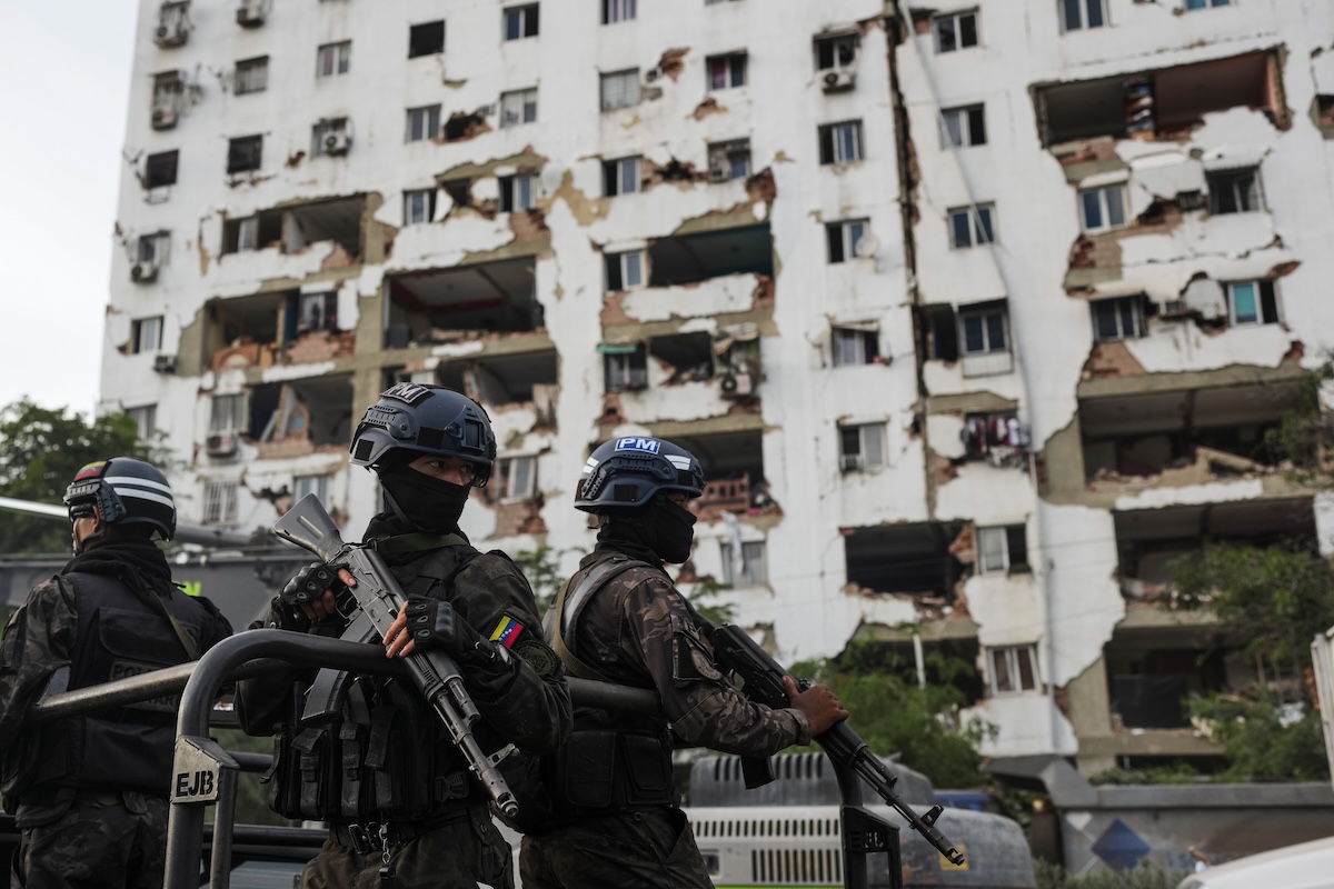 La polizia militare pattuglia una zona colpita dal terremoto, a La Guaira, il 28 giugno 