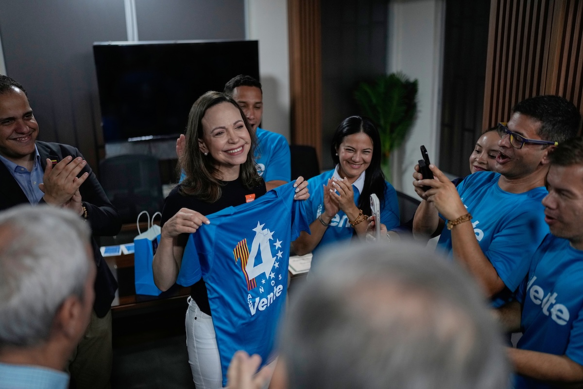 María Corina Machado riceve una maglietta celebrativa nella sede del suo partito Vente Venezuela a Panamá, lo scorso 24 maggio