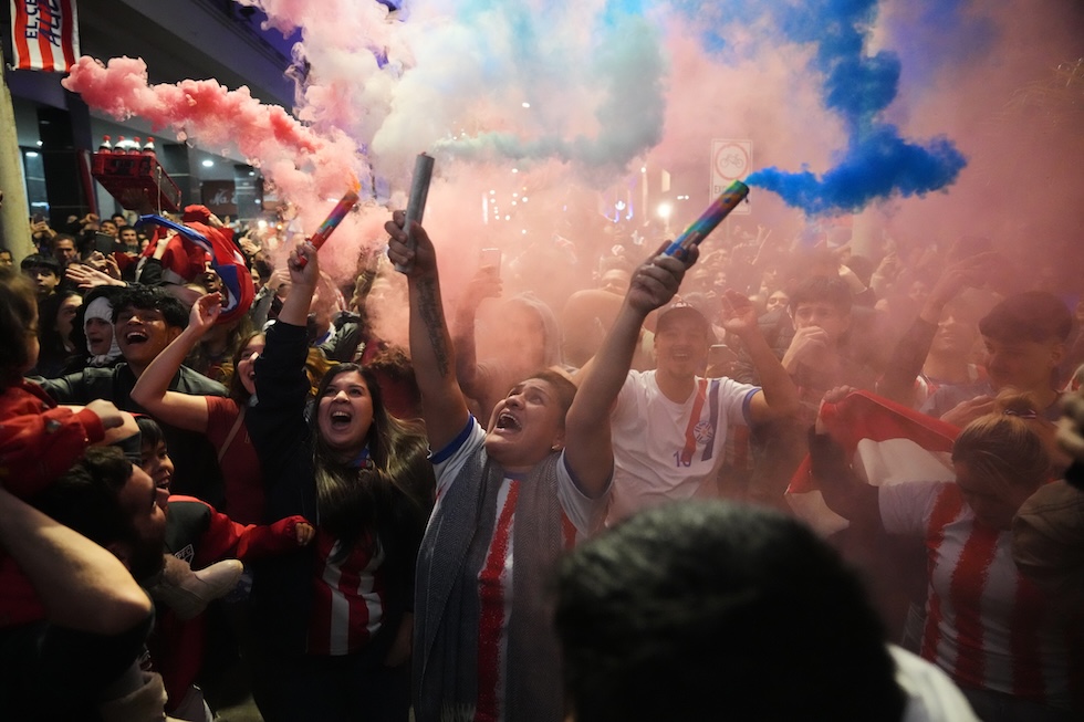 Tifosi sventolano fumogeni a un raduno per seguire la partita dei Mondiali tra Paraguay e Germania (AP Photo/Jorge Saenz)
