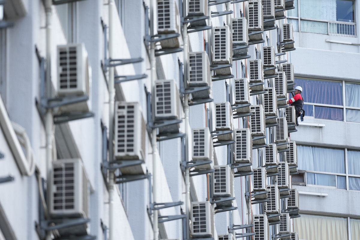 Un condominio a Tokyo con moltissimi condizionatori, luglio 2023 (Toru Hanai/Bloomberg)