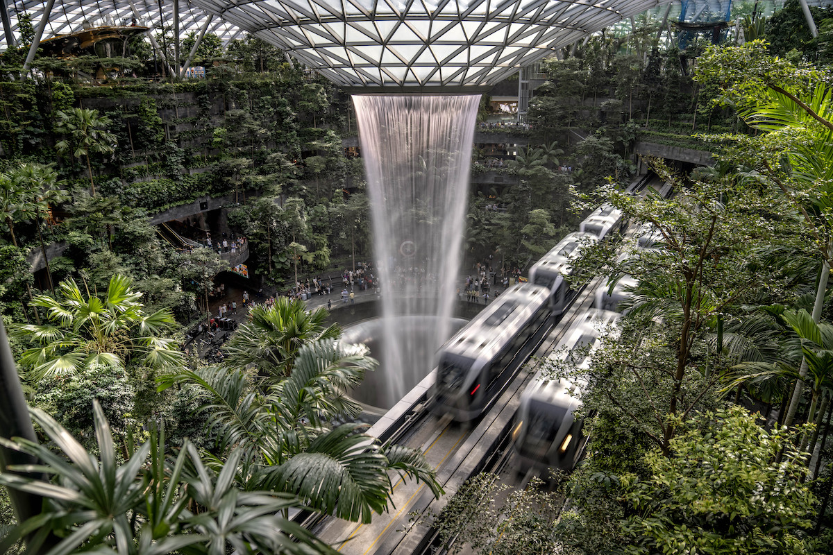 Anche l'aeroporto di Singapore è celebre per la sua altissima cascata al chiuso, tutto in un ambiente condizionato (AP Photo/David Goldman)