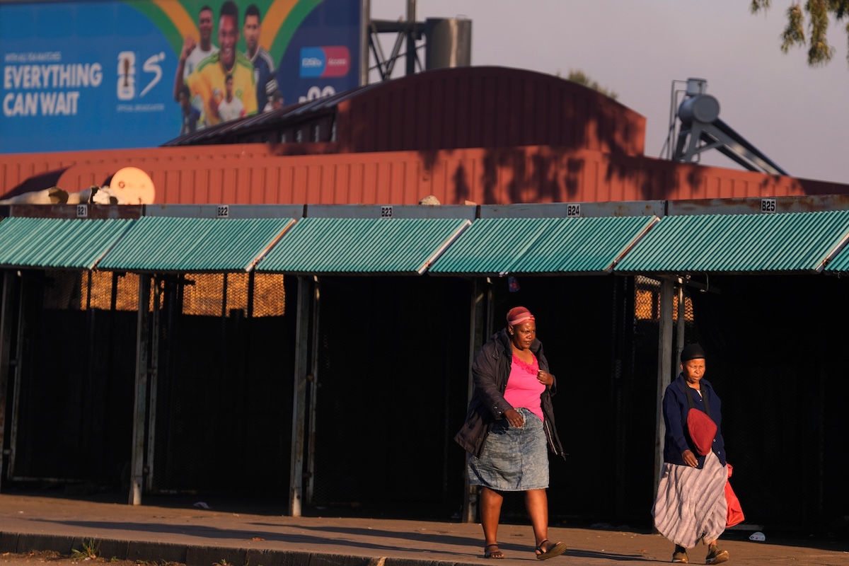 Una donna cammina in un mercato chiuso a Thokoza, a est di Johannesburg, il 30 giugno