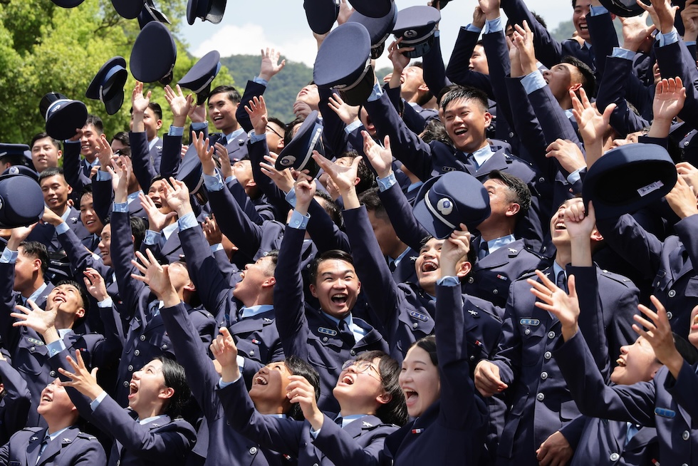 Cadetti militari festeggiano durante la cerimonia di consegna dei diplomi dell'Accademia Militare (EPA/RITCHIE B. TONGO/Ansa)
