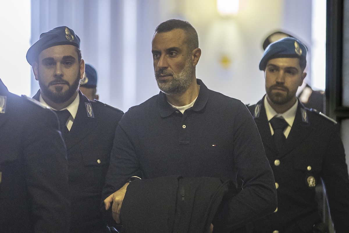 L’agente che aveva ucciso un uomo a Rogoredo è stato destituito dalla polizia