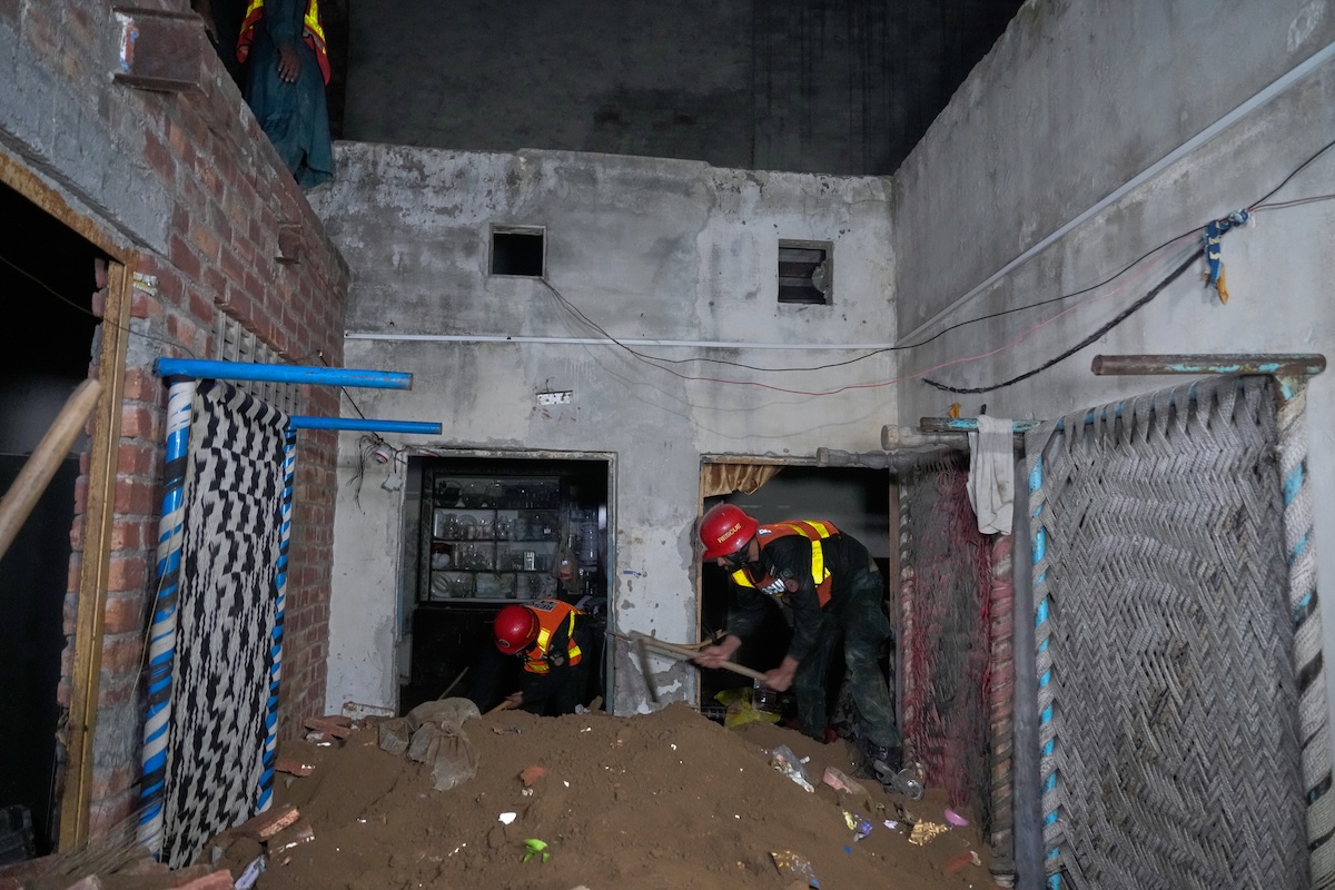 In Pakistan almeno 14 bambini e ragazzi sono morti nel crollo di un centro doposcuola