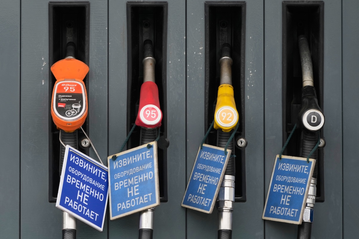 Cartellini con scritto «Siamo spiacenti, l'equipaggiamento è temporaneamente fuori servizio» su un distributore Gazprom Neft a Mosca, il 29 giugno 