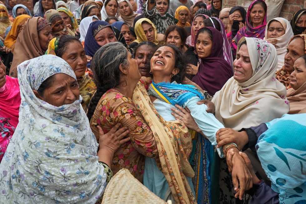 Donne piangono per i loro figli morti a causa del crollo del tetto di un centro di tutoraggio (AP Photo/K.M. Chaudary)