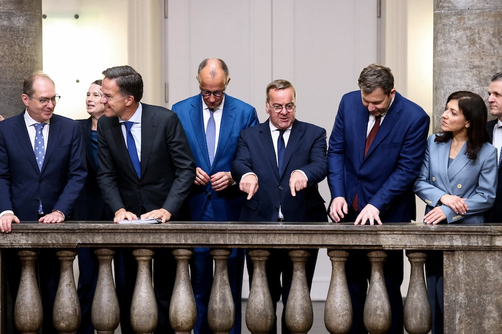 Una foto di gruppo per una riunione al ministero della Difesa. A partire dal secondo da sinistra, ci sono: il segretario generale della NATO Mark Rutte, il cancelliere tedesco Friedrich Merz, il ministro della Difesa tedesco Boris Pistorius, il vicecancelliere e ministro delle Finanze tedesco Lars Klingbeil, la ministra dell'Economia tedesca Katherina Reiche e il ministro dell'Interno tedesco Alexander Dobrindt (REUTERS/Nadja Wohlleben)
