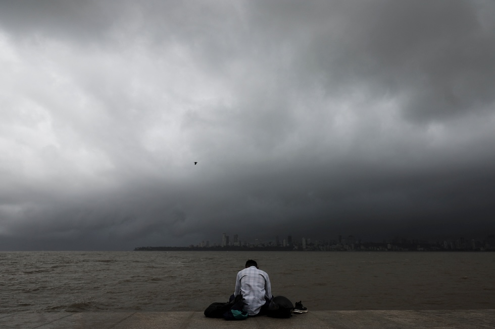Un uomo seduto sul lungomare (REUTERS/Francis Mascarenhas)