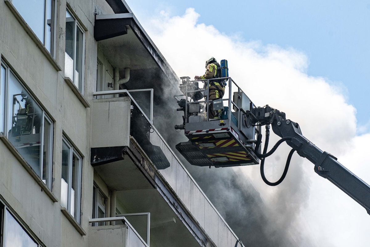 Almeno sei persone sono morte nell’incendio di un palazzo ad Anversa, in Belgio