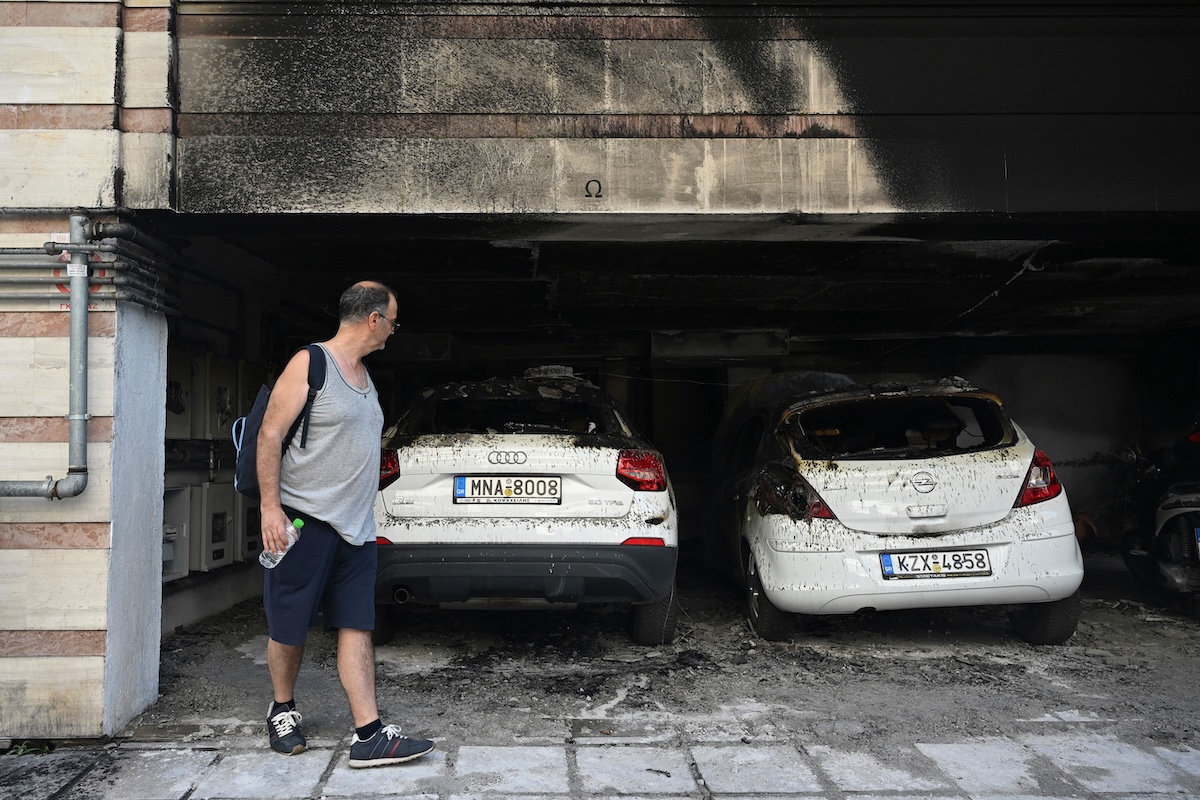 In Grecia cinque persone sono state ferite in tre attacchi esplosivi contro esponenti del partito di governo