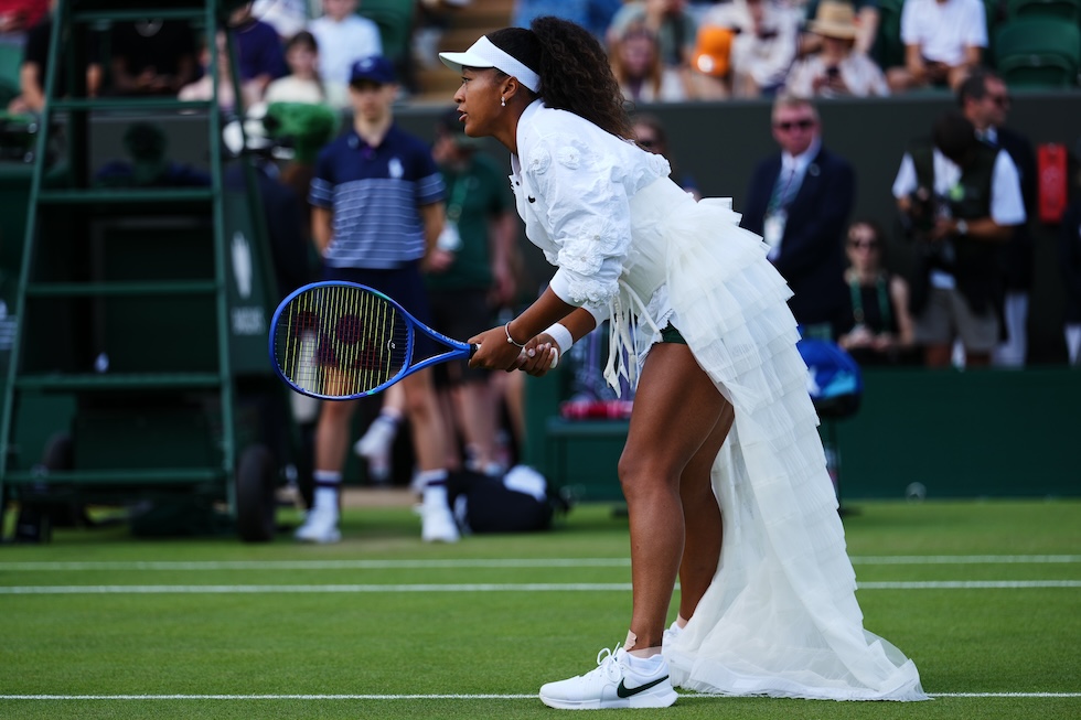 La tennista Naomi Osaka, con uno dei vestiti per cui si è fatta notare ultimamente, prima della partita contro Anastasia Gasanova al torneo di Wimbledon (AP Photo/Kirsty Wigglesworth)