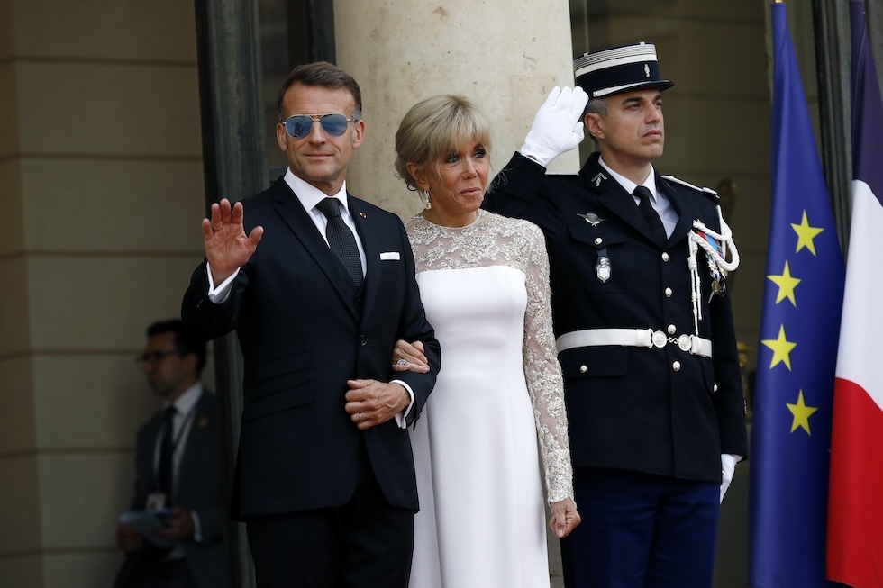 Il presidente francese Emmanuel Macron con la moglie Brigitte all'Eliseo, in attesa del re della Thailandia Maha Vajiralongkorn (Antoine Gyori - Corbis/Corbis via Getty Images)