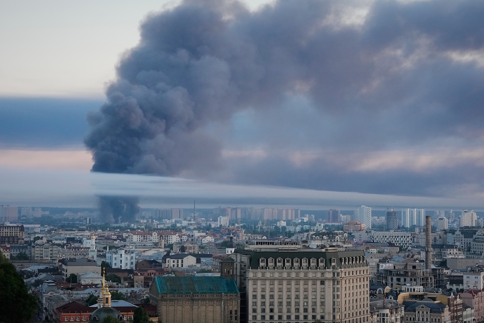 Una colonna di fumo si alza nel centro della città, colpita da un nuovo grande attacco russo (AP Photo/Efrem Lukatsky)