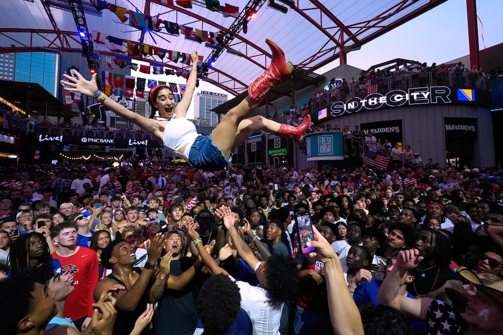 Tifosi statunitensi festeggiano la vittoria contro la Bosnia ai Mondiali (AP Photo/Charlie Riedel)