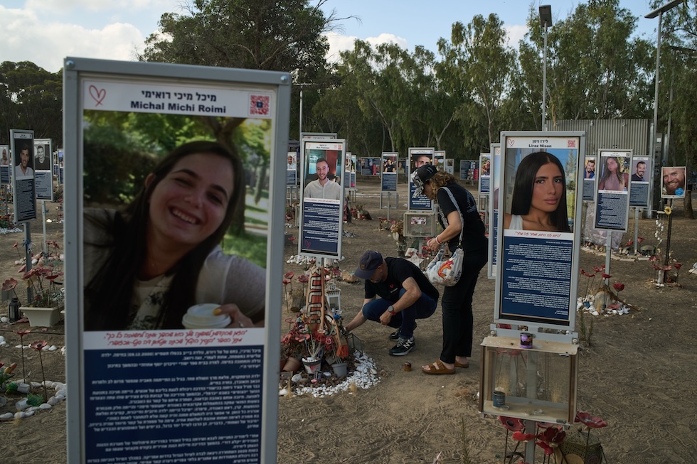 Due persone visitano il luogo in cui centinaia di partecipanti al festival Supernova furono uccisi e rapiti da Hamas, nel millesimo giorno dall'inizio della guerra a Gaza (AP Photo/Leo Correa)