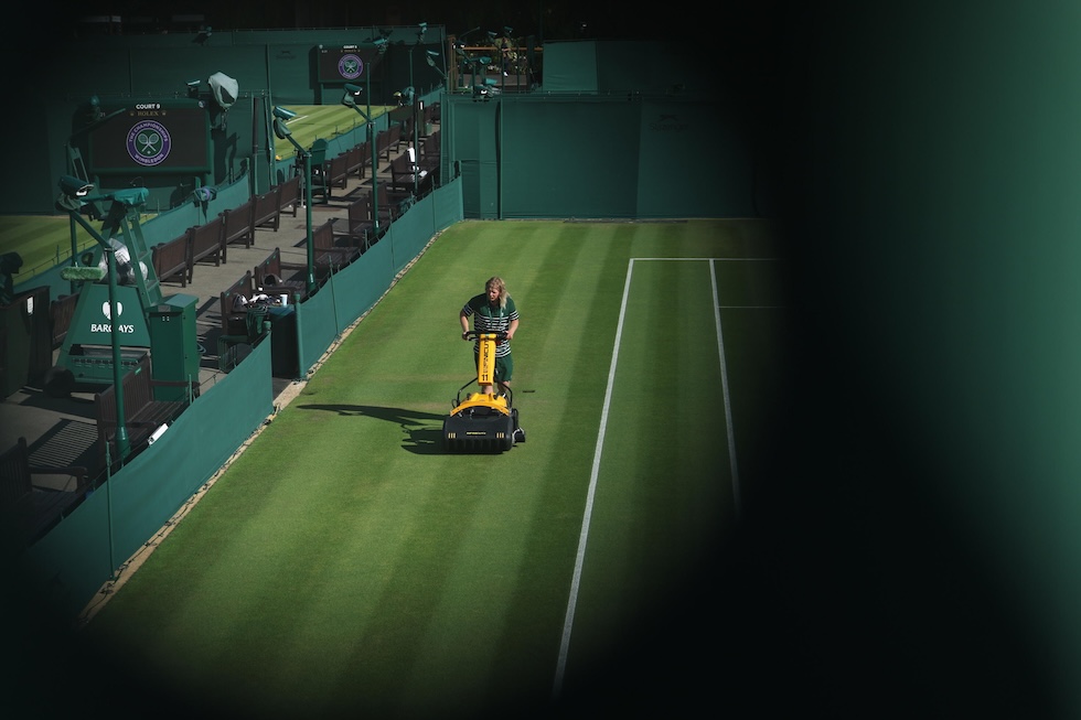Un campo da tennis viene preparato per il torneo di Wimbledon (EPA/NEIL HALL via Ansa)