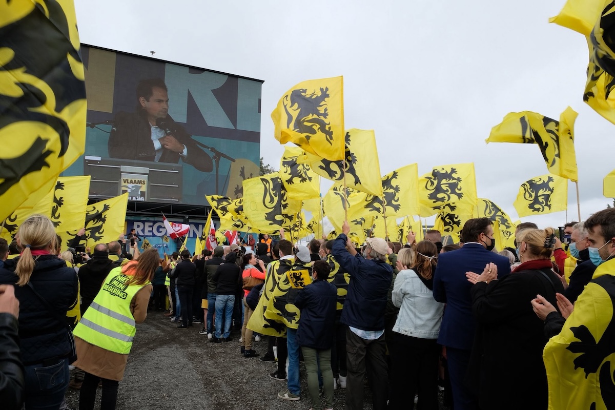 Il leader del Vlaams Belang Tom Van Grieken a un evento elettorale, nel 2025 (foto tratta dalla pagina Facebook di Tom Van Grieken)
