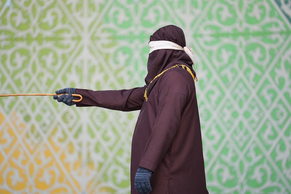 Un incaricato dell’esecuzione della pena si prepara a fustigare chi ha trasgredito alla legge della Sharia (Muhammad Iqbal/ZUMA via Ansa)