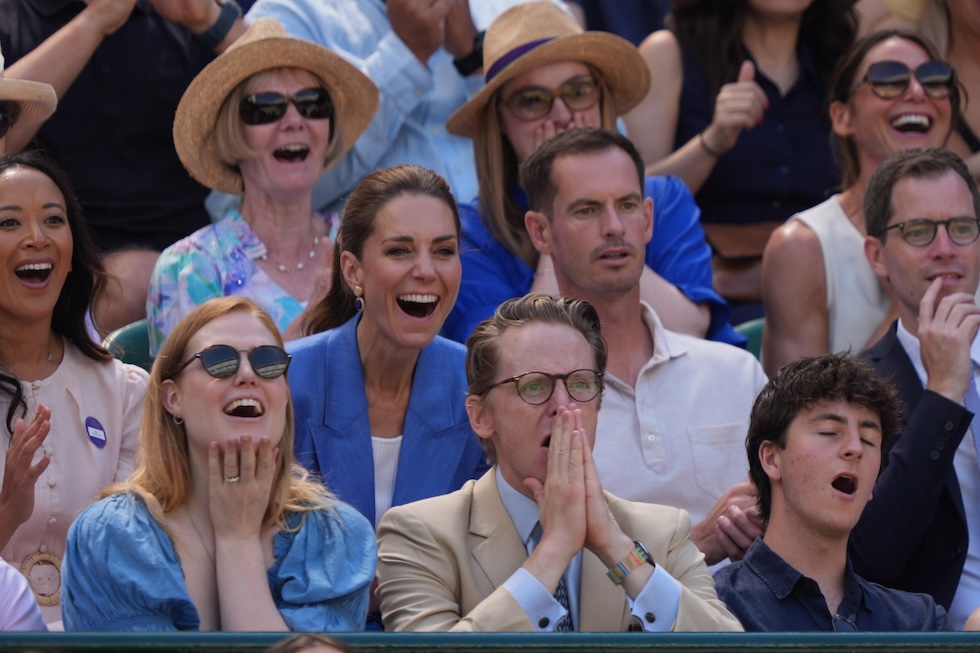 La principessa Kate Middleton accanto all'ex tennista Andy Murray durante la partita tra le tenniste Katie Swan e Madison Keys al torneo di Wimbledon (AP Photo/Maja Smiejkowska)