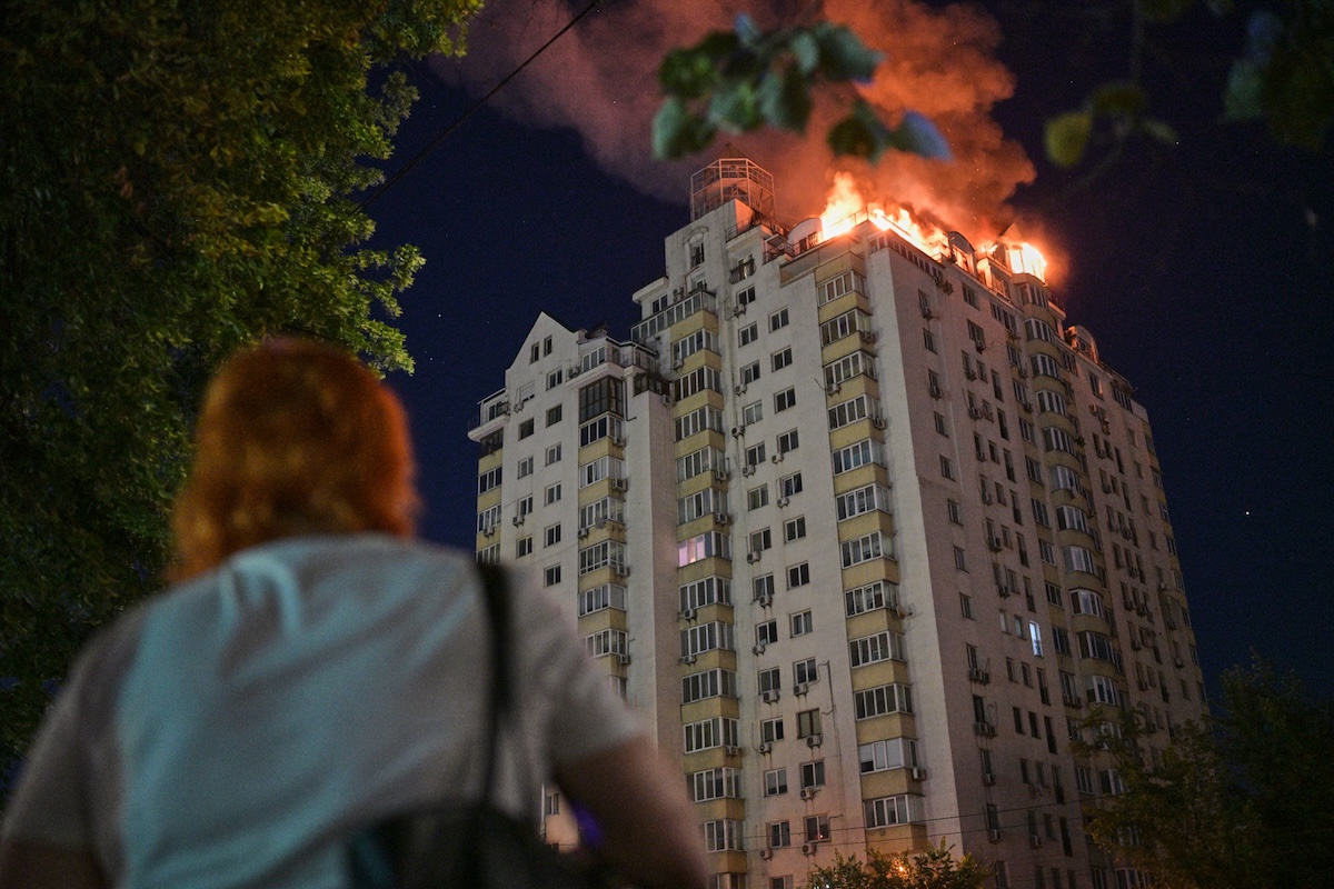 Il tetto di un condominio di Kiev incendiato dopo essere stato colpito da un missile russo, il 2 luglio