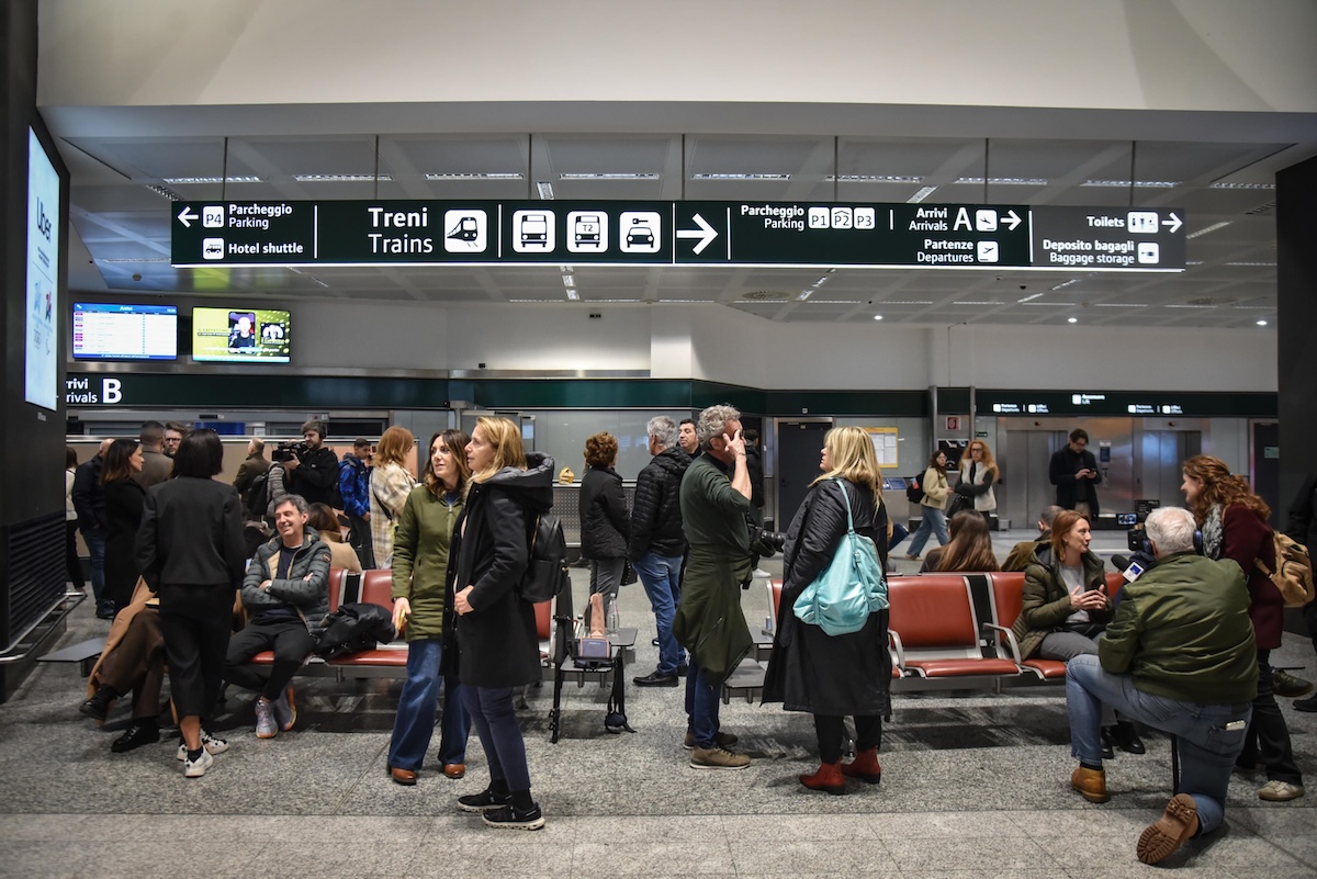 Sono stati arrestati tre lavoratori dell’aeroporto di Milano Malpensa accusati di aver rubato dalle valigie dei viaggiatori