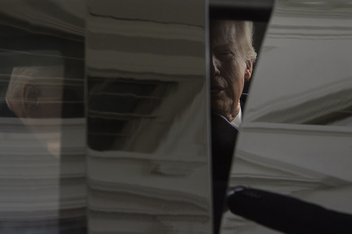 Trump dentro la limousine presidenziale il giorno della sua cerimonia di giuramento come presidente degli Stati Uniti, il 20 gennaio 2025 (AP/Rod Lamkey, Jr.)