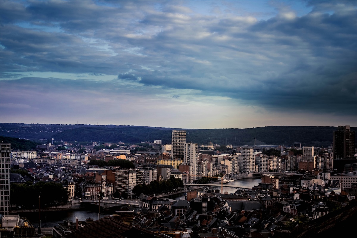 La città di Liegi, una delle più importanti nella Vallonia (foto di Albert Dehon su Unsplash)
