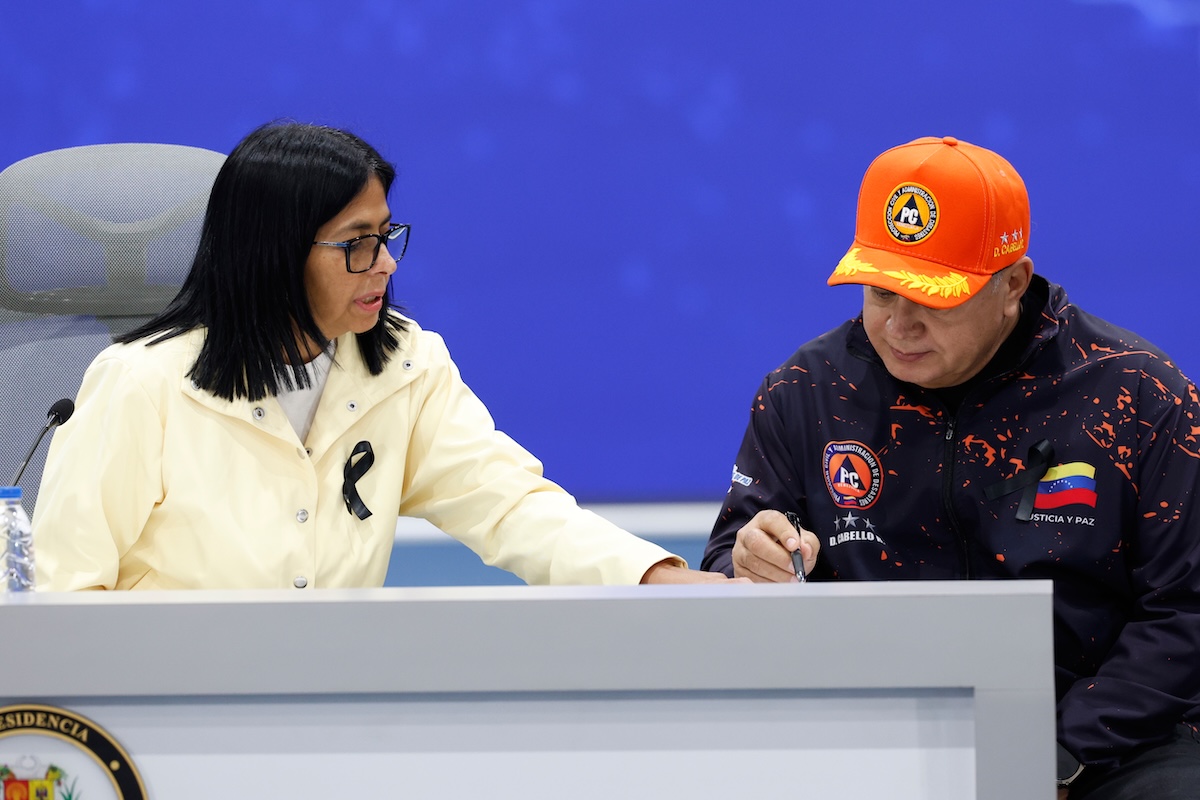 La presidente ad interim Delcy Rodríguez con il ministro dell'Interno, Diosdado Cabello, durante una conferenza stampa, il 2 luglio a Caracas