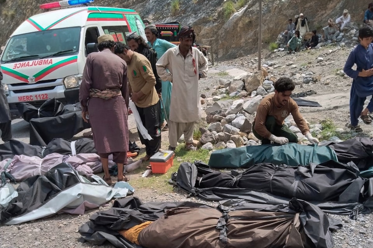 In una zona montuosa del Pakistan un autobus è caduto in un burrone: almeno 40 passeggeri sono morti