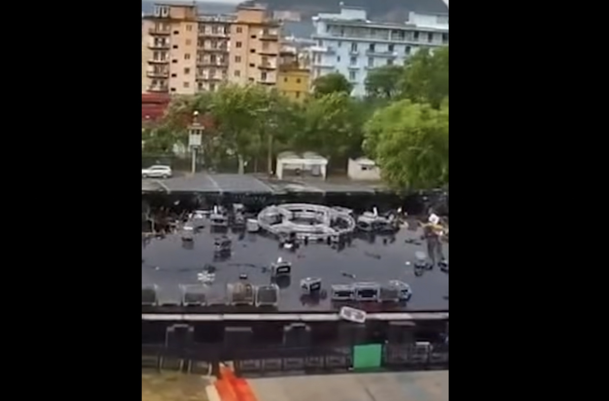 Leggi l'articolo: Il video del palco dell’ex base NATO di Bagnoli che crolla per una raffica di vento