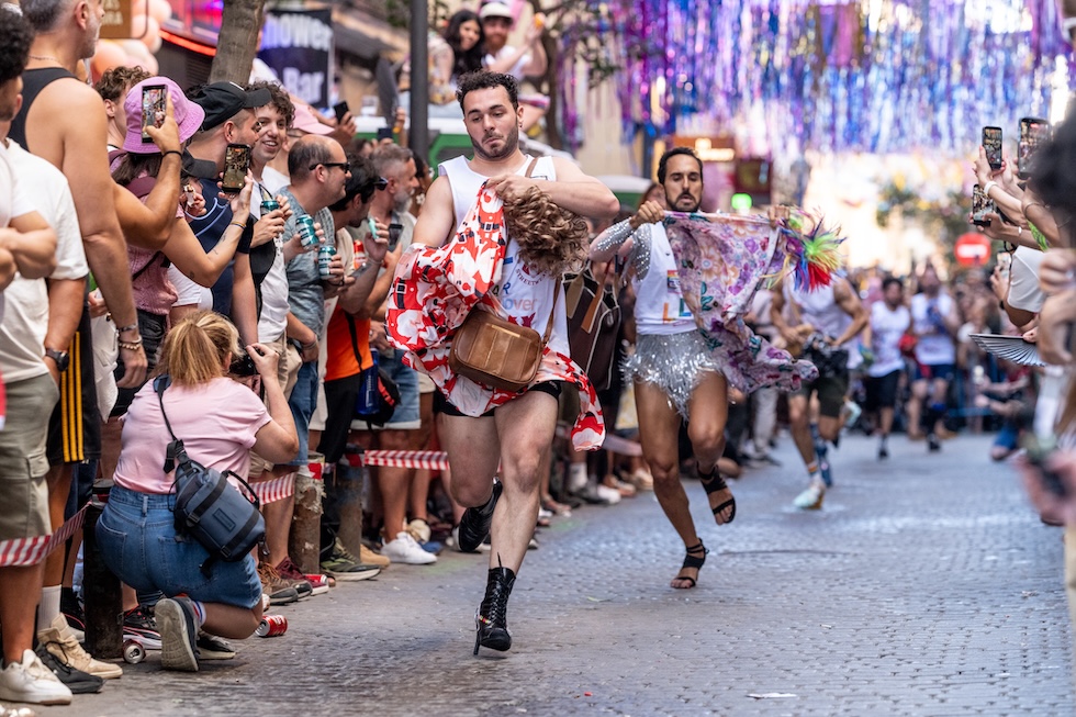 Partecipanti alla "corsa sui tacchi alti" che si svolge ogni anno durante la settimana del Pride di Madrid, e che prevede si corra su tacchi a spillo di almeno 10-15 cm affrontando nel frattempo delle sfide, come vestirsi o mettersi il rossetto (Juan Naharro Gimenez/Getty Images)