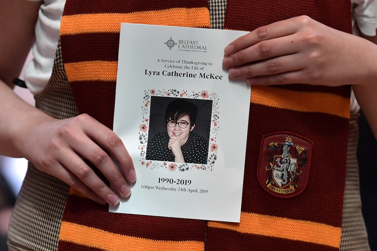 In Irlanda del Nord tre uomini sono stati assolti per l’omicidio della giornalista Lyra McKee, nel 2019