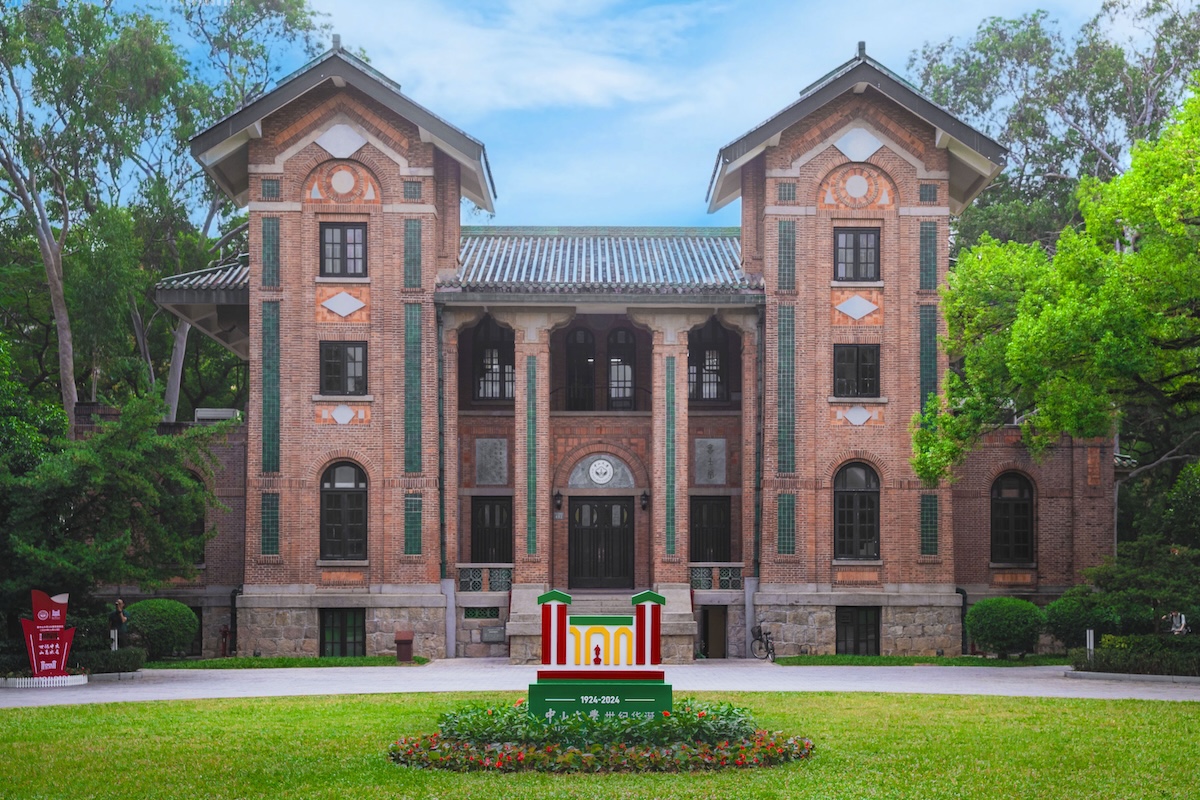 La facciata principale di uno degli edifici del campus